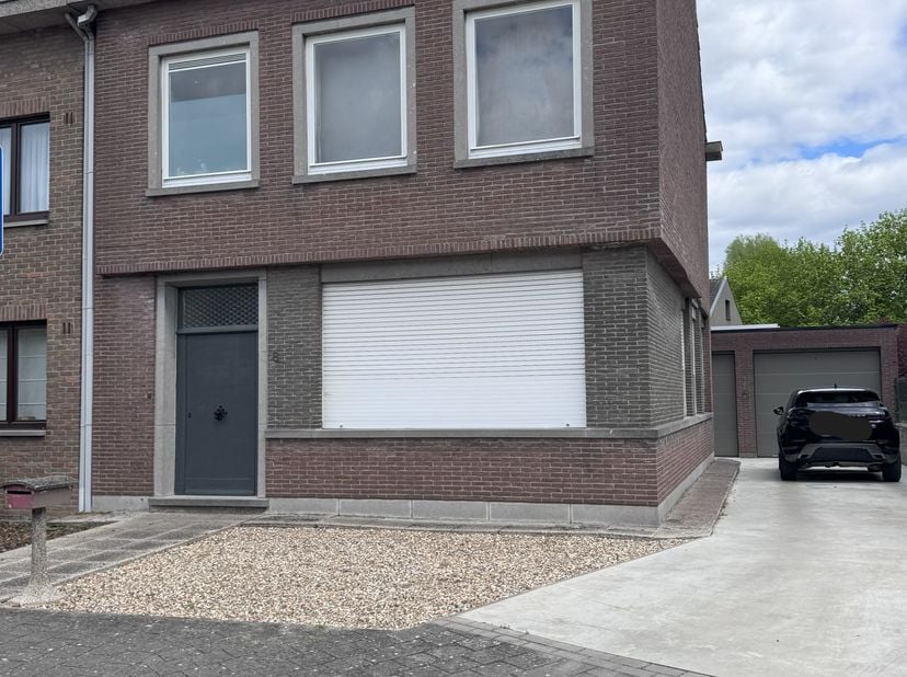INSTAPKLARE HALFOPEN BEBOUWING IN RUSTIGE WIJK&lt;br /&gt;
&lt;br /&gt;
Deze ruime en energiezuinige woning (EPC: C) uit 1975 is gelegen in een rustige wijk en bi